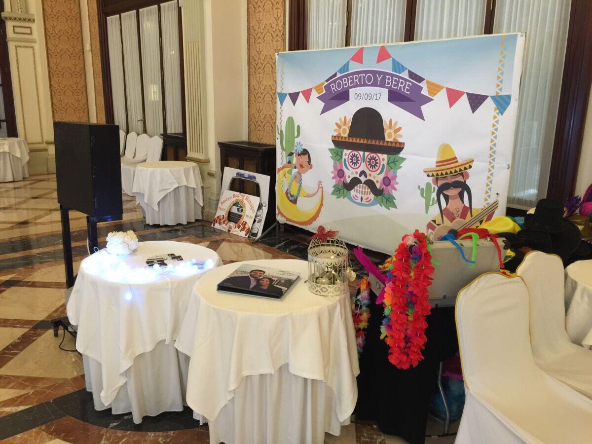 Fotomaton en acción boda Huelva con azafata